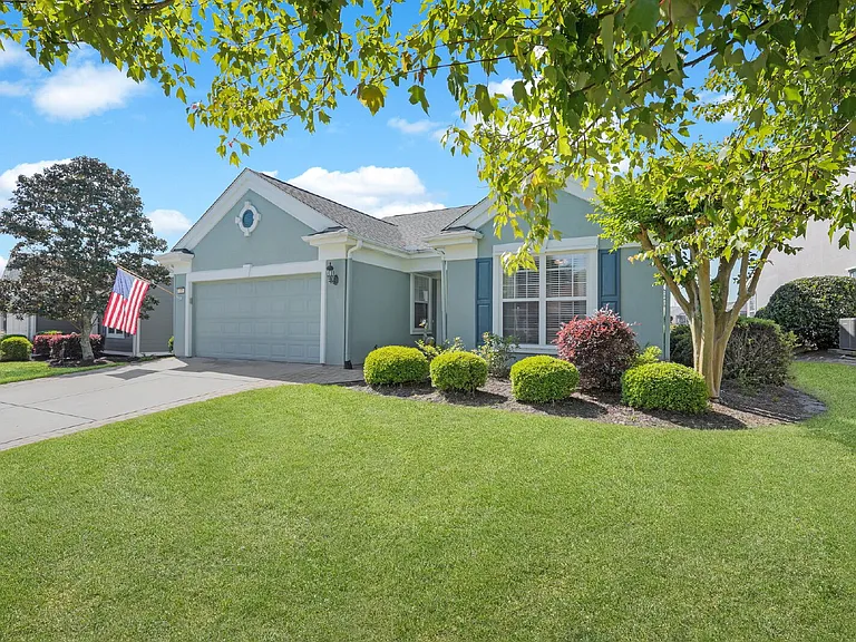 17 Thomas Bee Dr — Photo 2