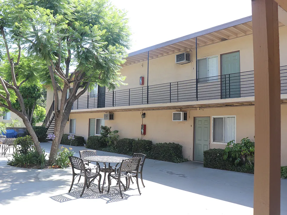 729 W Foothill Blvd