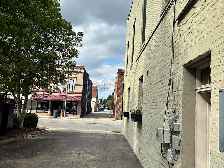 214 E Broad St #B — Photo 3