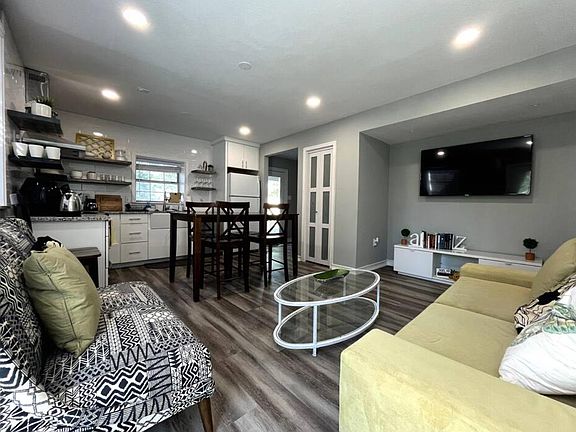 3rd image of 1303 Newfield Ln #B
