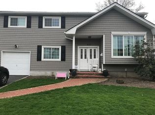 447 Faller St, Oceanside, NY 11572