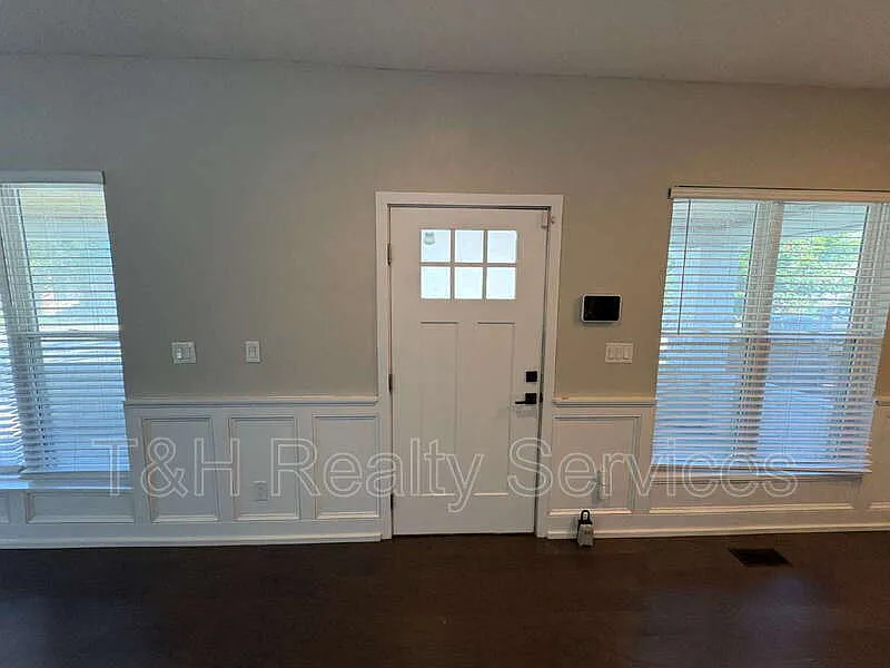 3 bed, 1.5 bath, 1774 sqft, $2,000 — Photo 2