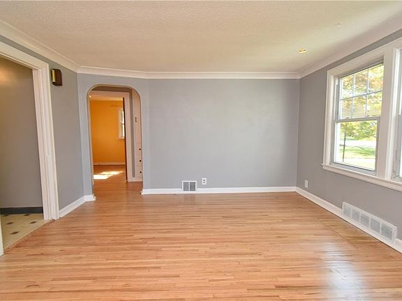 2nd image of 191 Kenview Blvd