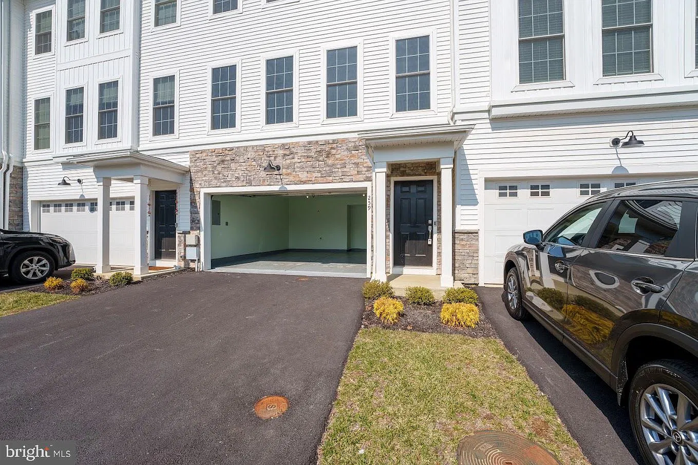 3 bed, 2.5 bath, 2159 sqft, $3,795 — Photo 2