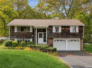 102 Summit Dr, Smithtown, NY 11787