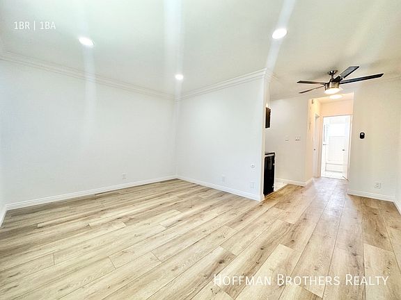 3rd image of 14026 Oxnard St #27