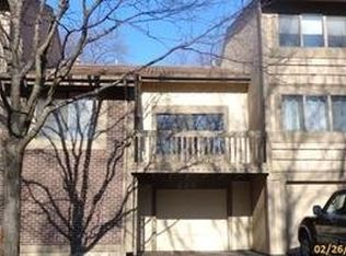 626 E Woodfield Trl, Roselle, IL 60172