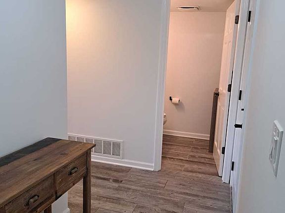 5th image of 247 Lakeshore Ln