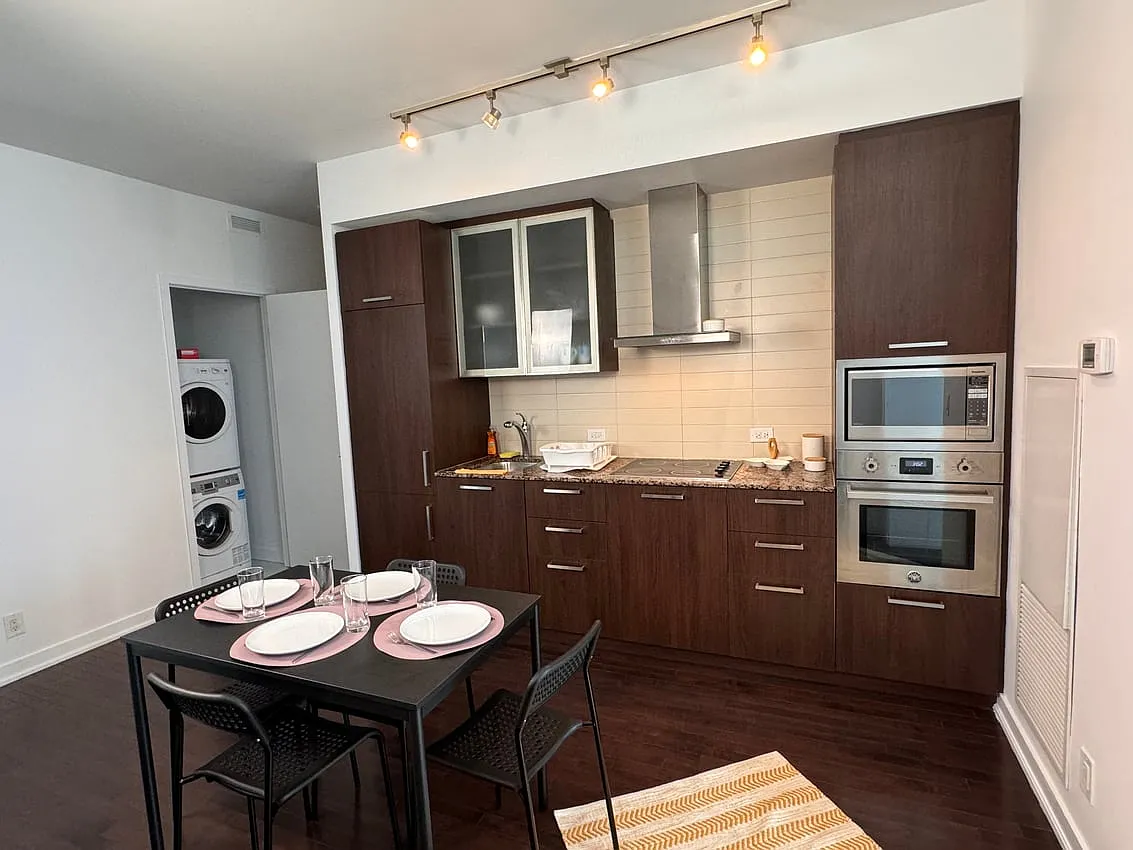Deluxe Room - York St & Bremner Blvd — Photo 4