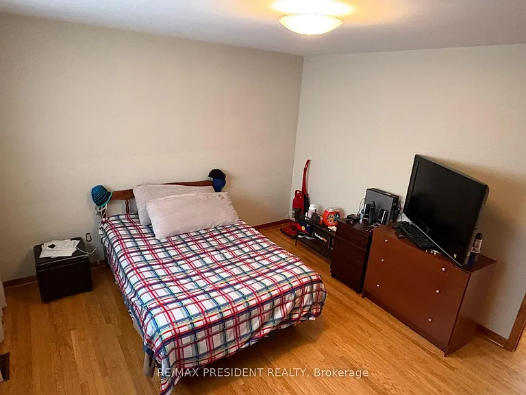 3759 Bayswater Cres — Photo 6