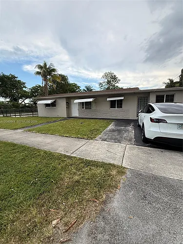 300 SW 9th Ave #A Photo 1