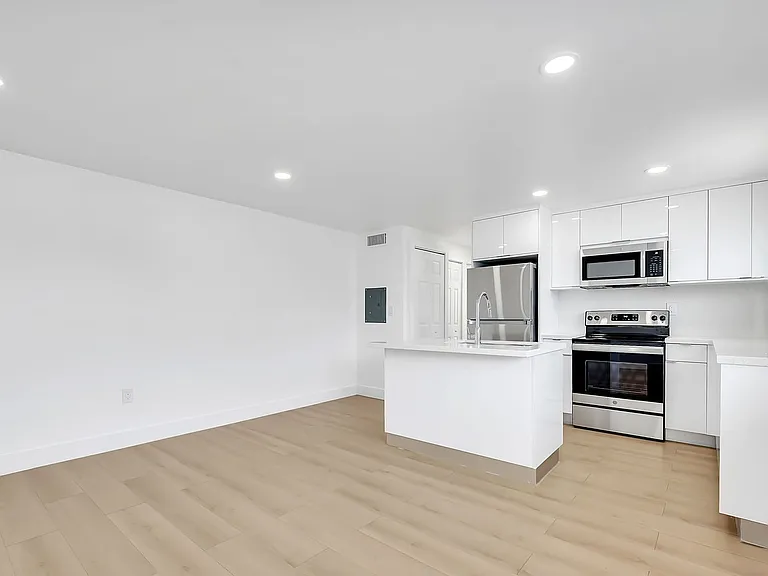 1632 NW 16th Ter #6 — Photo 3