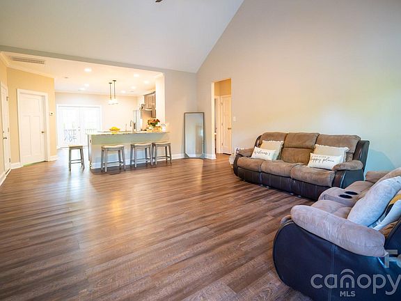 5th image of 3019 Hilton Rd