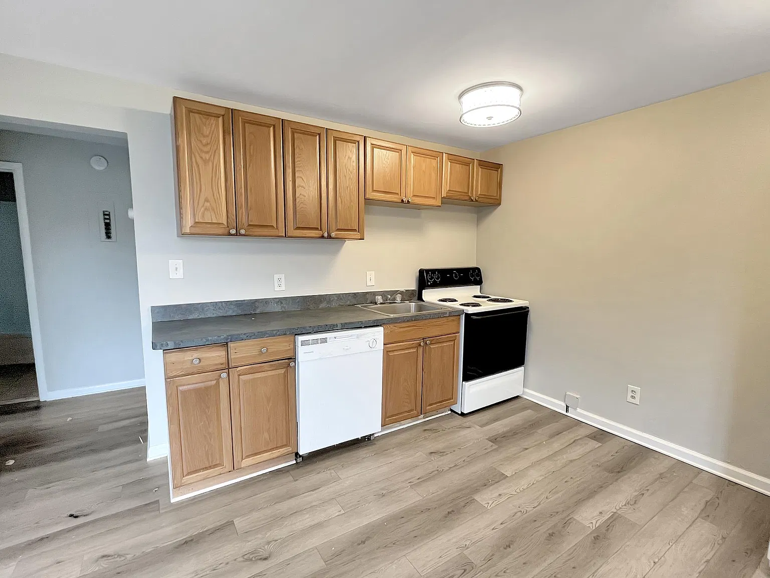 2 bed, 750 sqft, $950 — Photo 2