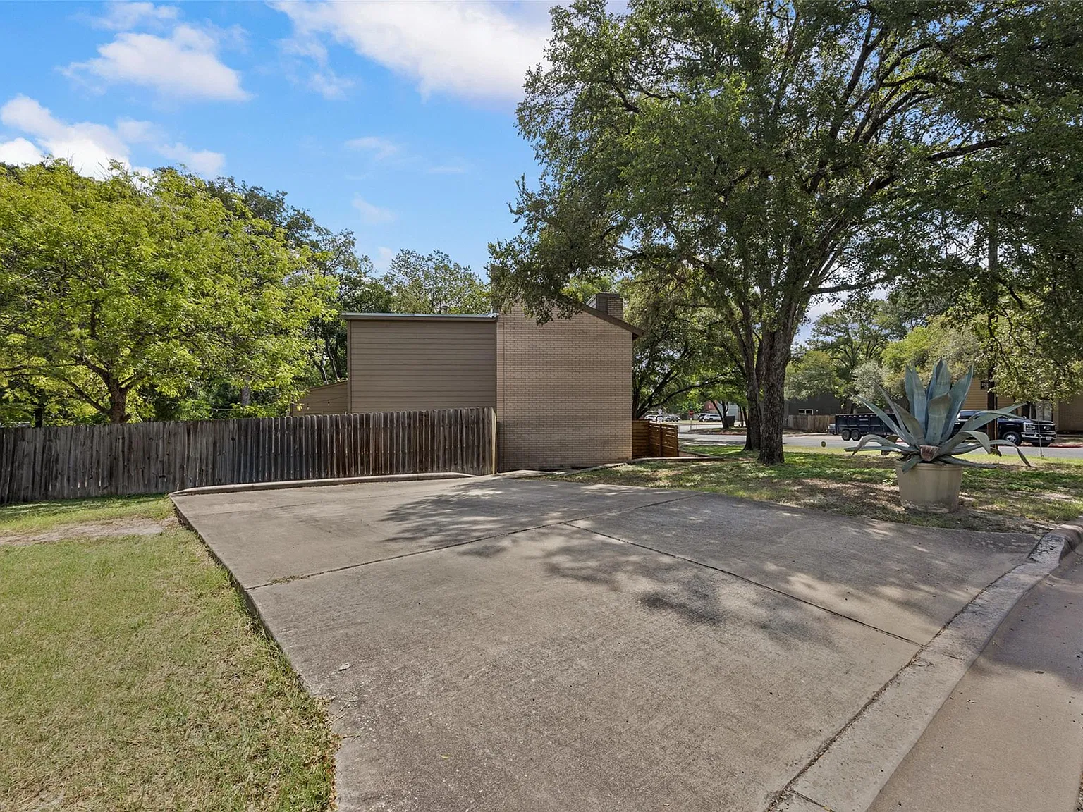 2 bed, 1.5 bath, 1004 sqft, $2,300 — Photo 3