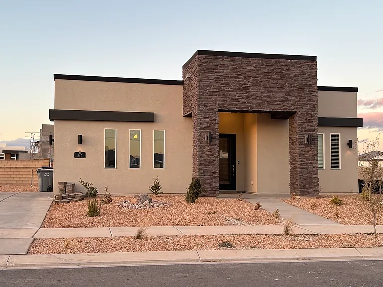 542 W Cedar Dr — Photo 1