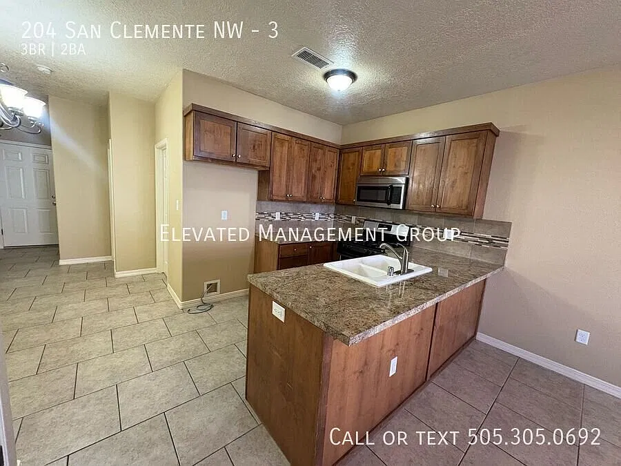 Fantastic 3-Bedroom Town Home! — Photo 4