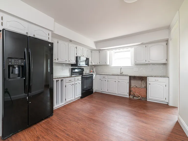 570 W Louther St — Photo 3