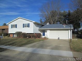18 Briarwyck Dr, Jacksonville, IL 62650
