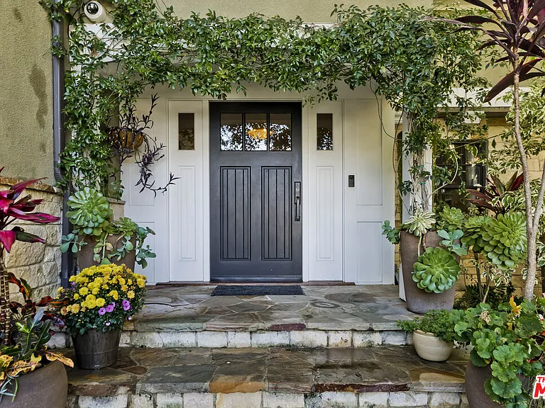2855 Club Dr — Photo 4