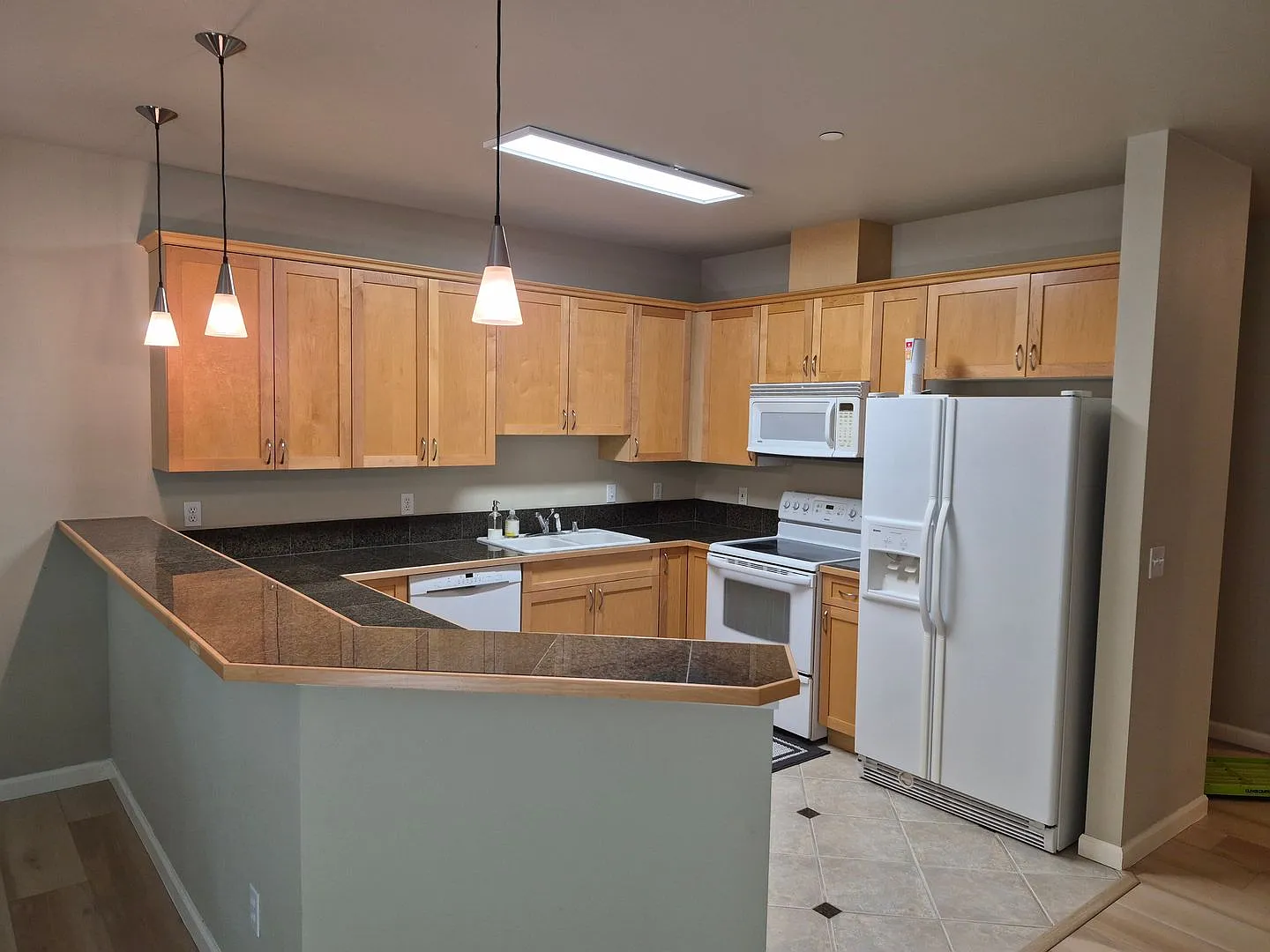 Move-in Ready, corner unit. — Photo 4