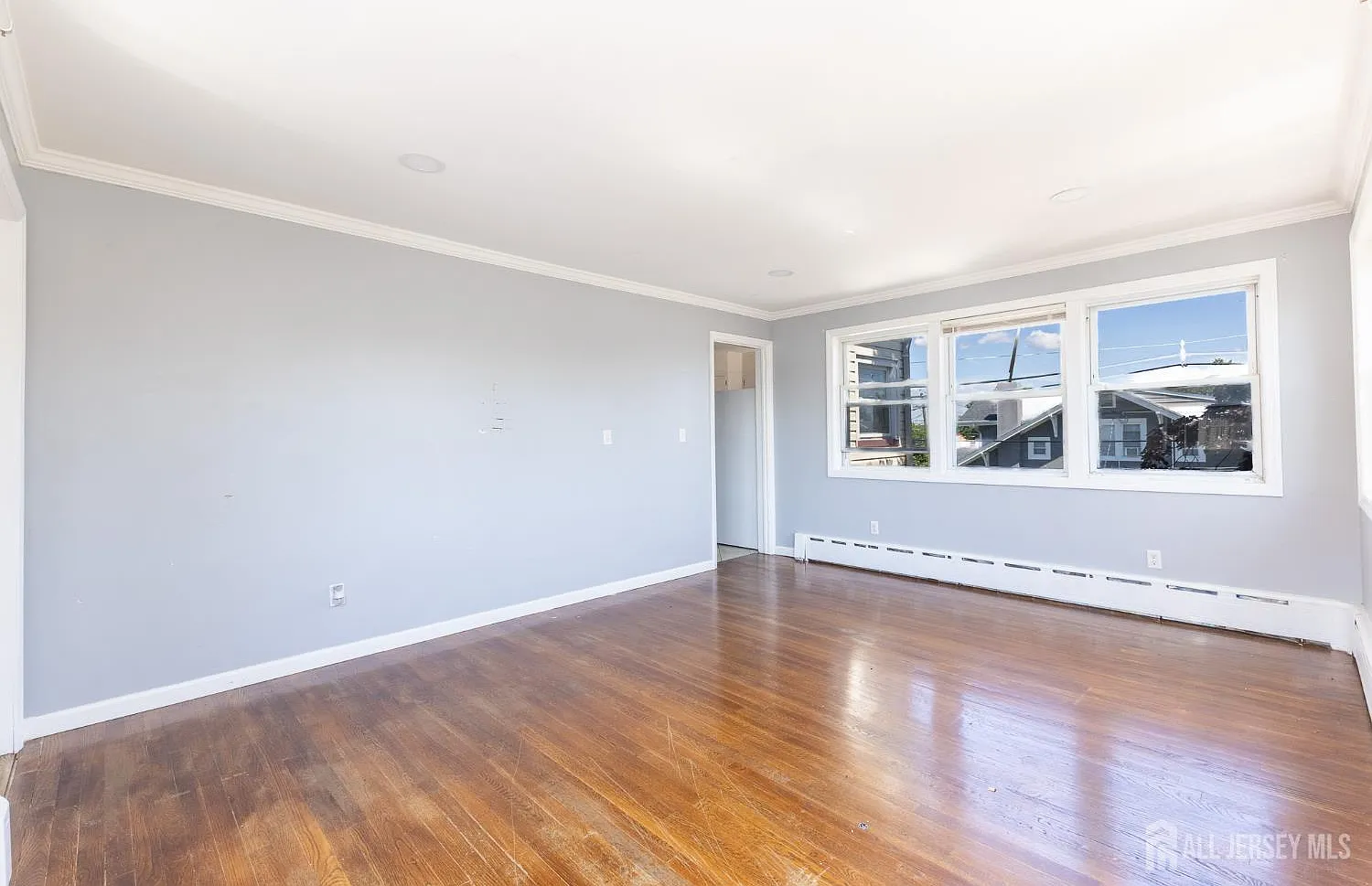 3 bed, 1.0 bath, 2822 sqft, $2,800 — Photo 2