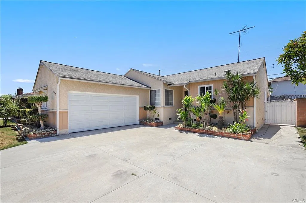 3 bed, 1342 sqft, $3,800 — Photo 1