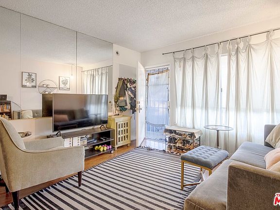 3rd image of 11035 Kittridge St APT 149