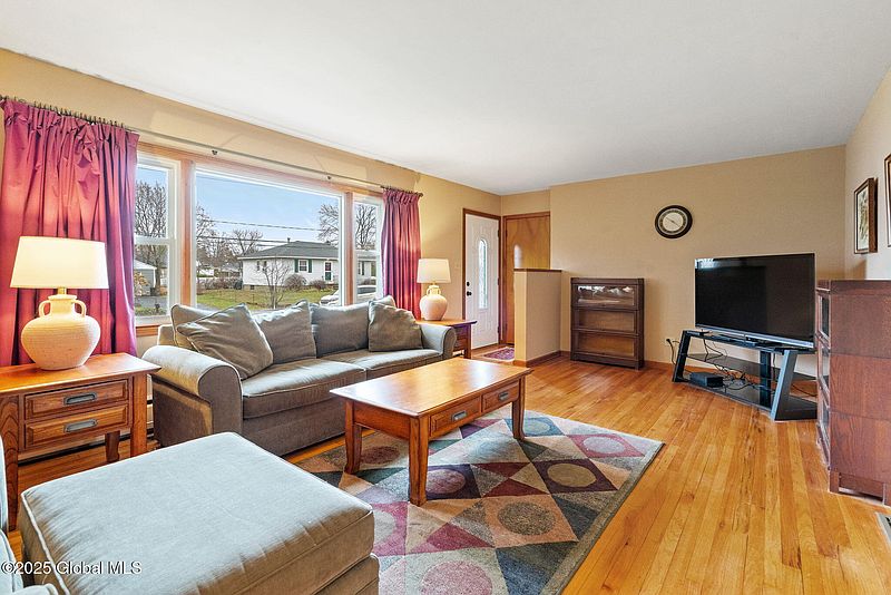 3rd image of 18 Marriner Avenue