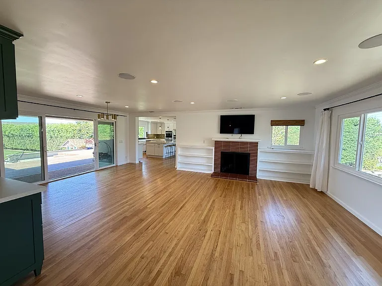 1401 Forest Ave — Photo 3