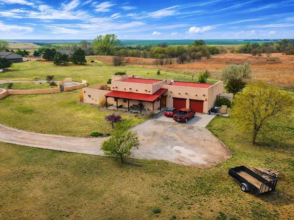 10554 Brenton Ct, Dodge City, KS 67801