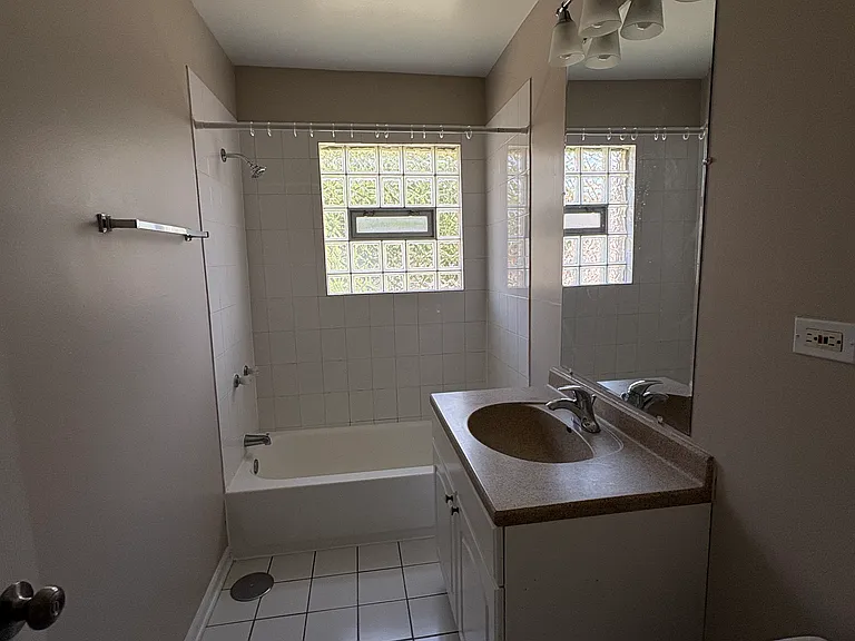 1848 S Fairfield Ave #2E — Photo 10