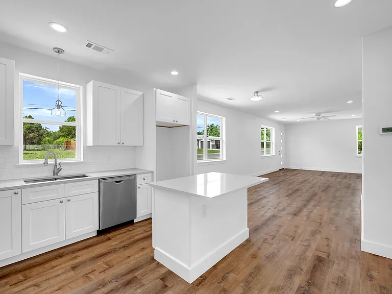 1701 Lakewood — Photo 3