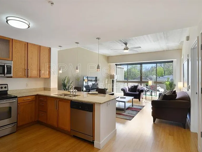 563 Memorial Dr SE #210 — Photo 3