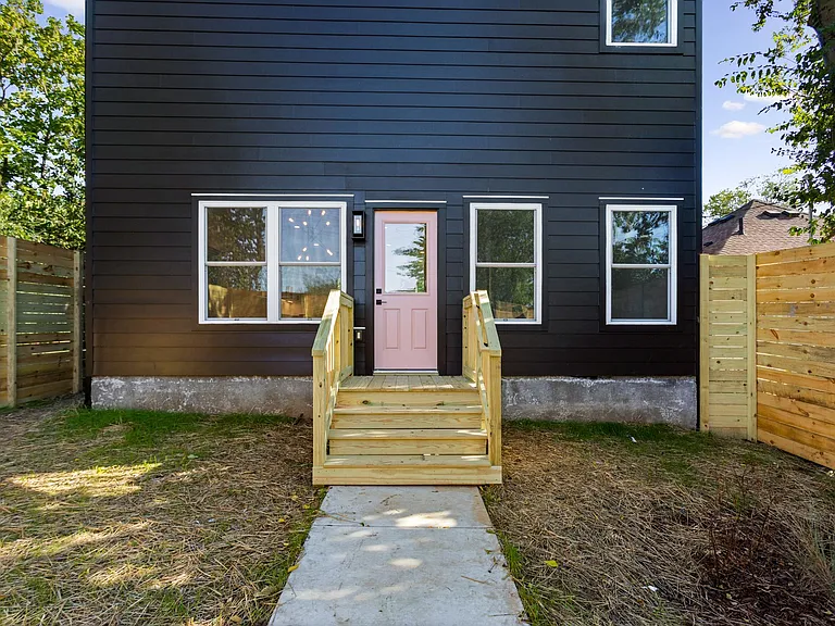 2714 Batavia St — Photo 32
