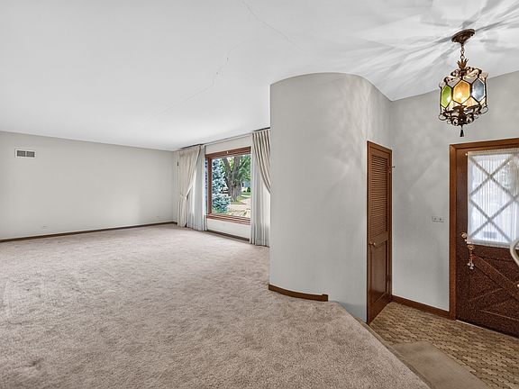 3rd image of 117 York Ct