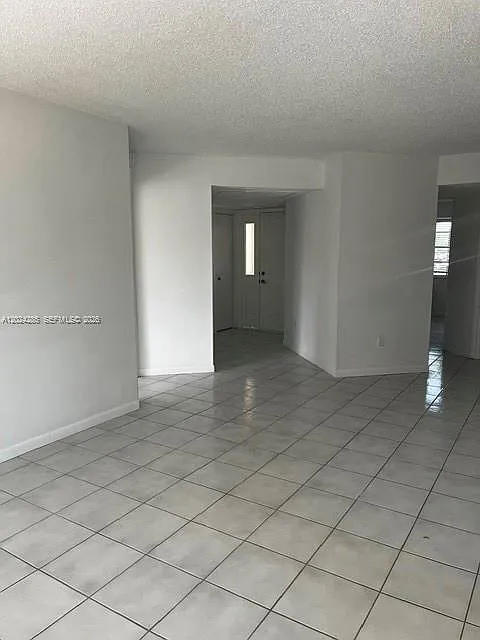 Keys Gate Condo No Six — Photo 3