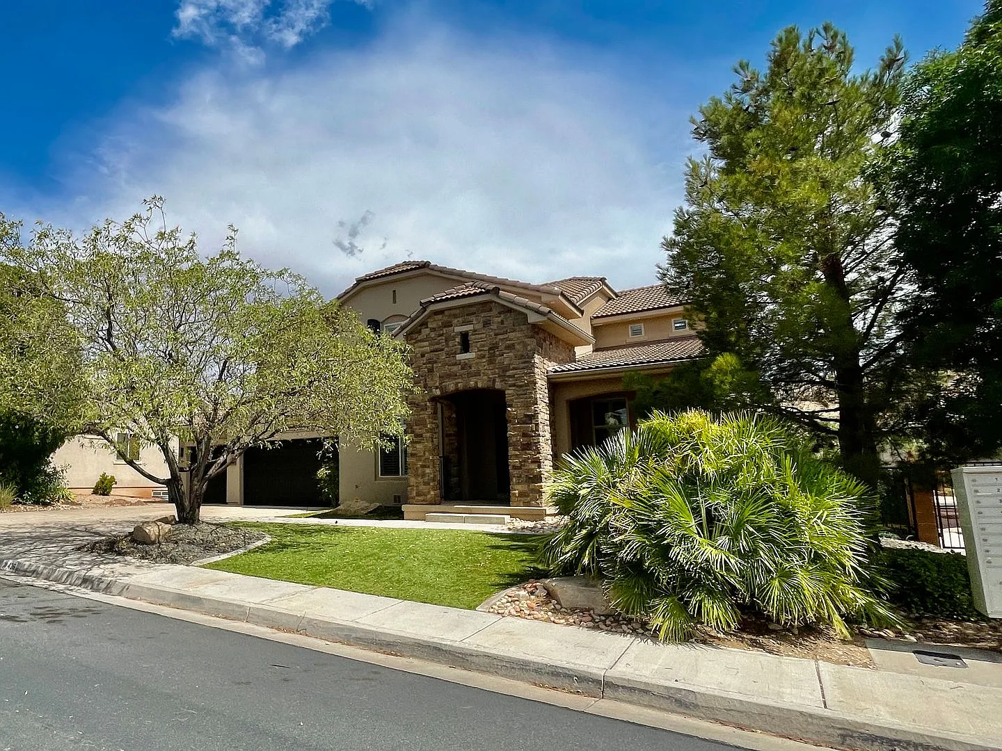 Beautiful Five Bedroom with Office in Desert Hills — Photo 2