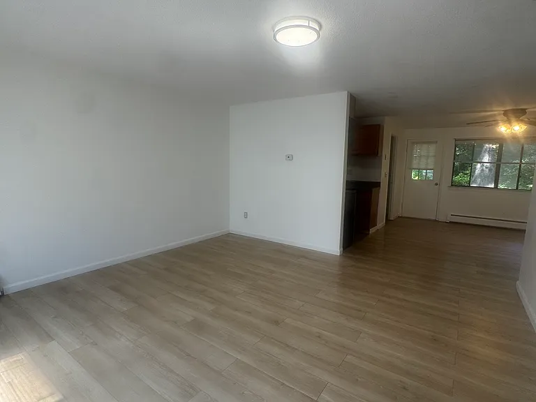 294 Meridian St N #F — Photo 1
