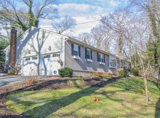 99 Vineyard Rd, Huntington, NY 11743