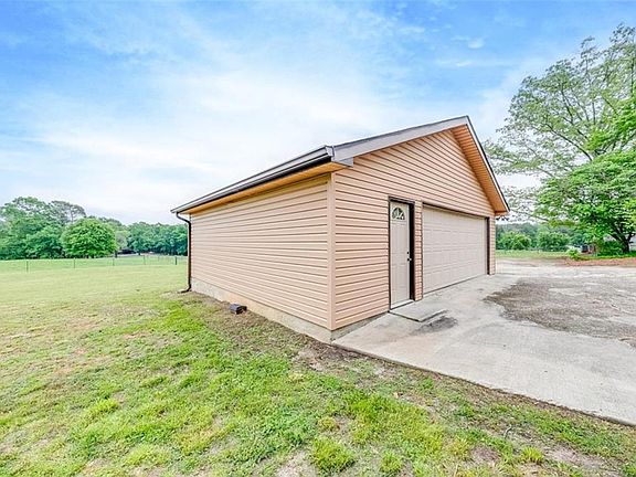 3rd image of 2630 Prospect Rd