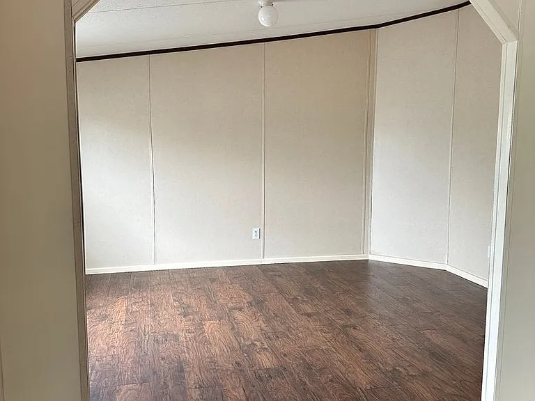 1016 Private Road 1518 — Photo 2