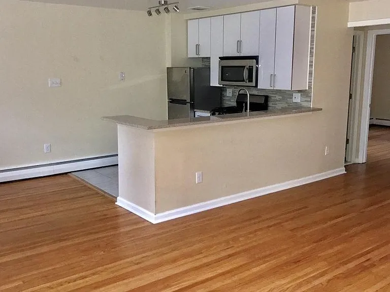 3024 W Queen Ln — Photo 2