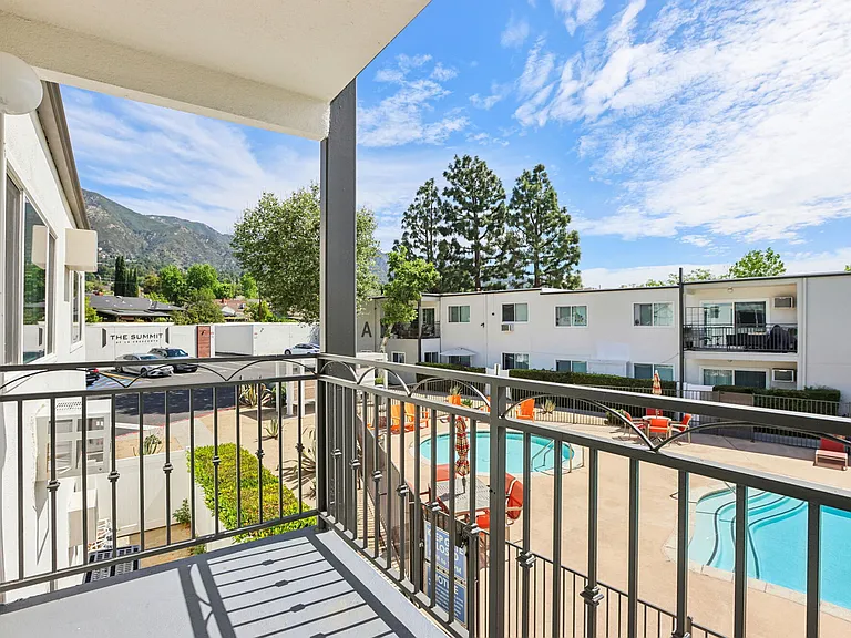 Summit La Crescenta — Photo 15