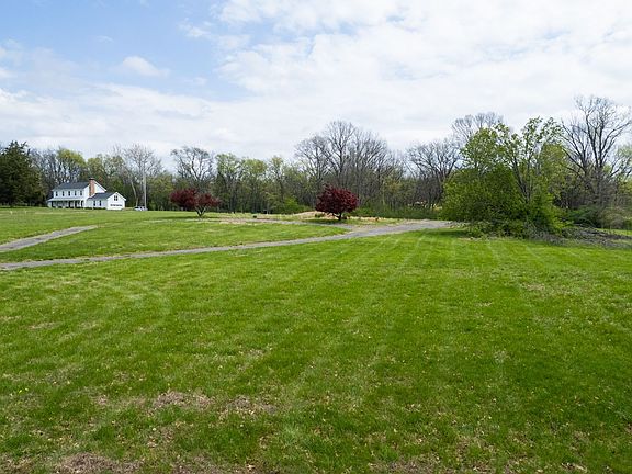 3rd image of 712 New Shackle Island Rd