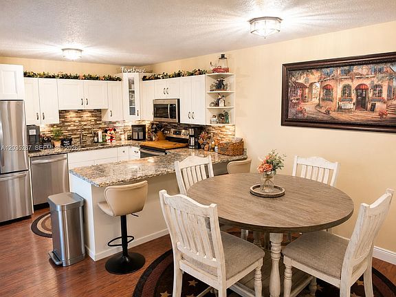 4th image of 2589 Garden Ct #2589
