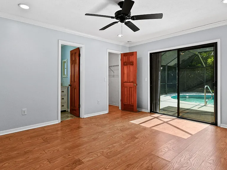 2374 SE Marseille St — Photo 11