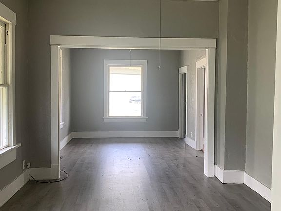 3rd image of 117 W Cedar Ave
