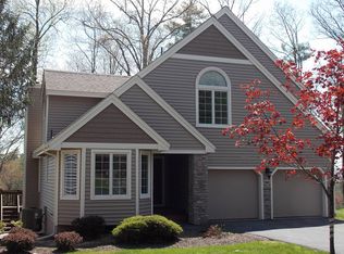 122 Golf View Ln, Hawley, PA 18428