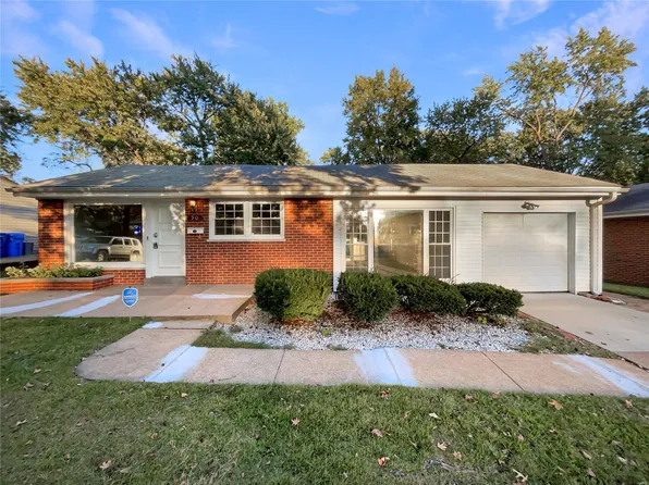 90 Saint Benedict Ln, Florissant, MO 63033